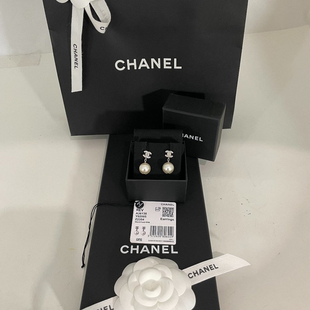 CHANEL NEW IN BOX CC SILVER MINI W/CRYSTAL PEARL